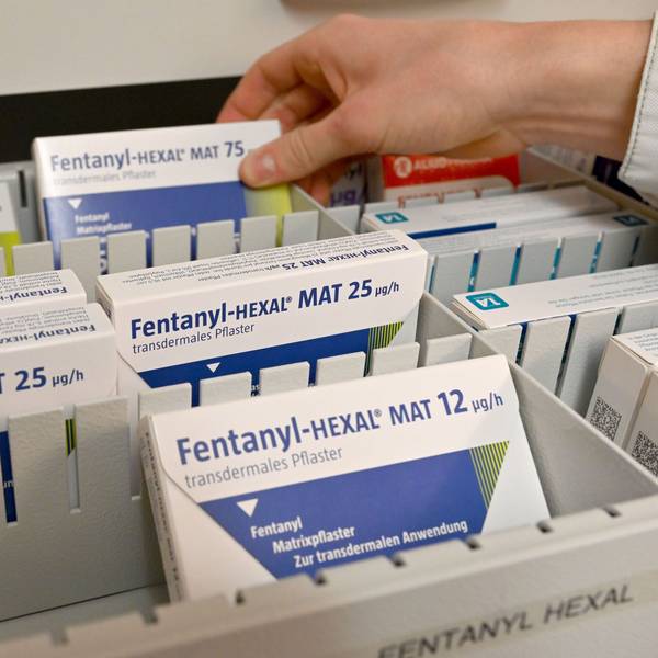 Pflaster mit dem Wirkstoff Fentanyl sind in einer Schublade zu sehen.