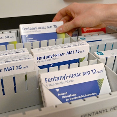 Pflaster mit dem Wirkstoff Fentanyl sind in einer Schublade zu sehen.