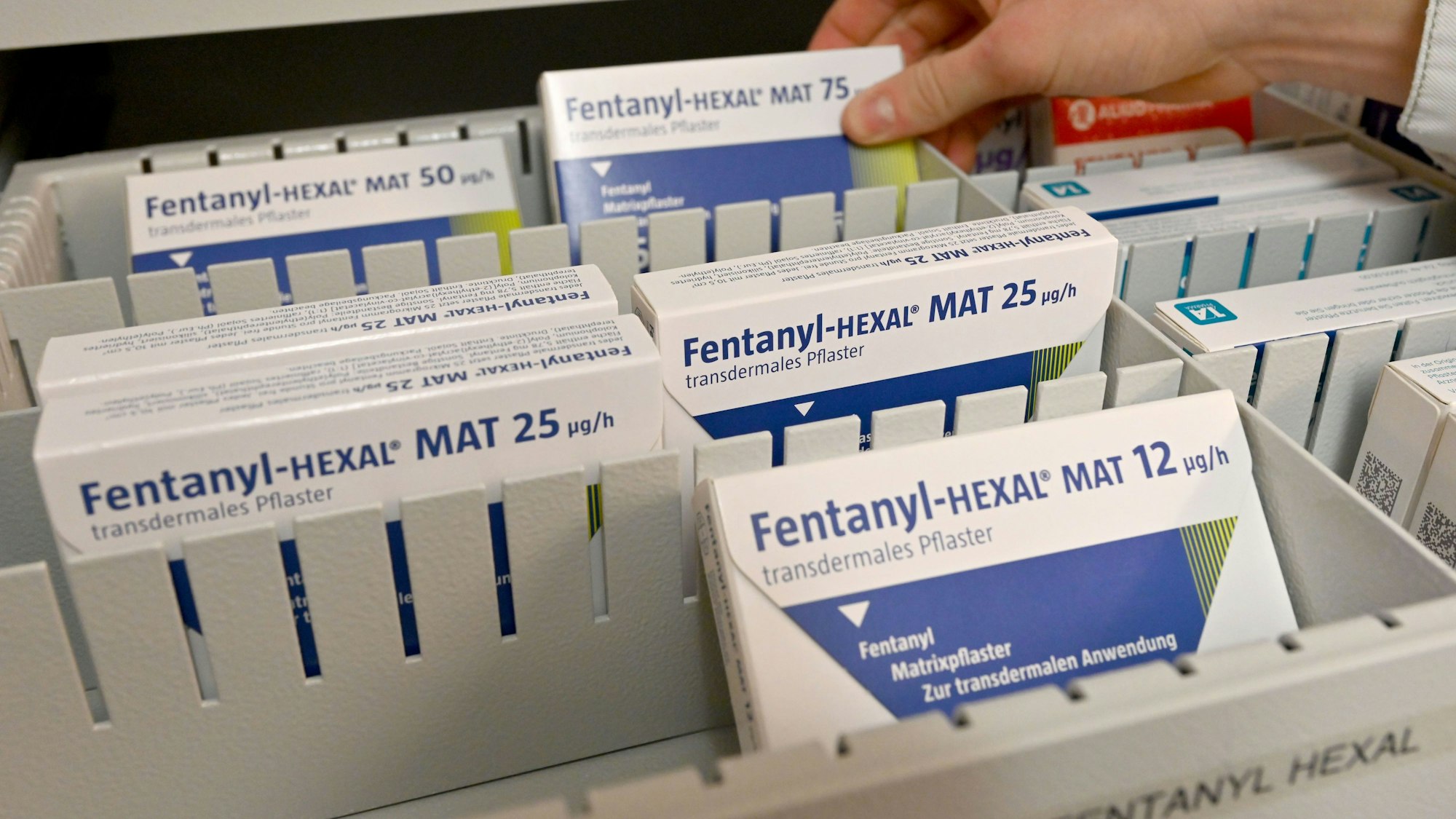 Pflaster mit dem Wirkstoff Fentanyl sind in einer Schublade zu sehen.