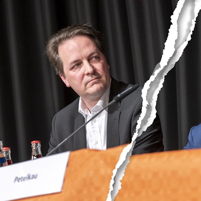 Riss in der Kölner CDU: Karl Mandl (links), neuer Parteichef der Kölner CDU, auf dem Podium bei der Mitgliederversammlung. Daneben sein Vorgänger Bernd Petelkau.