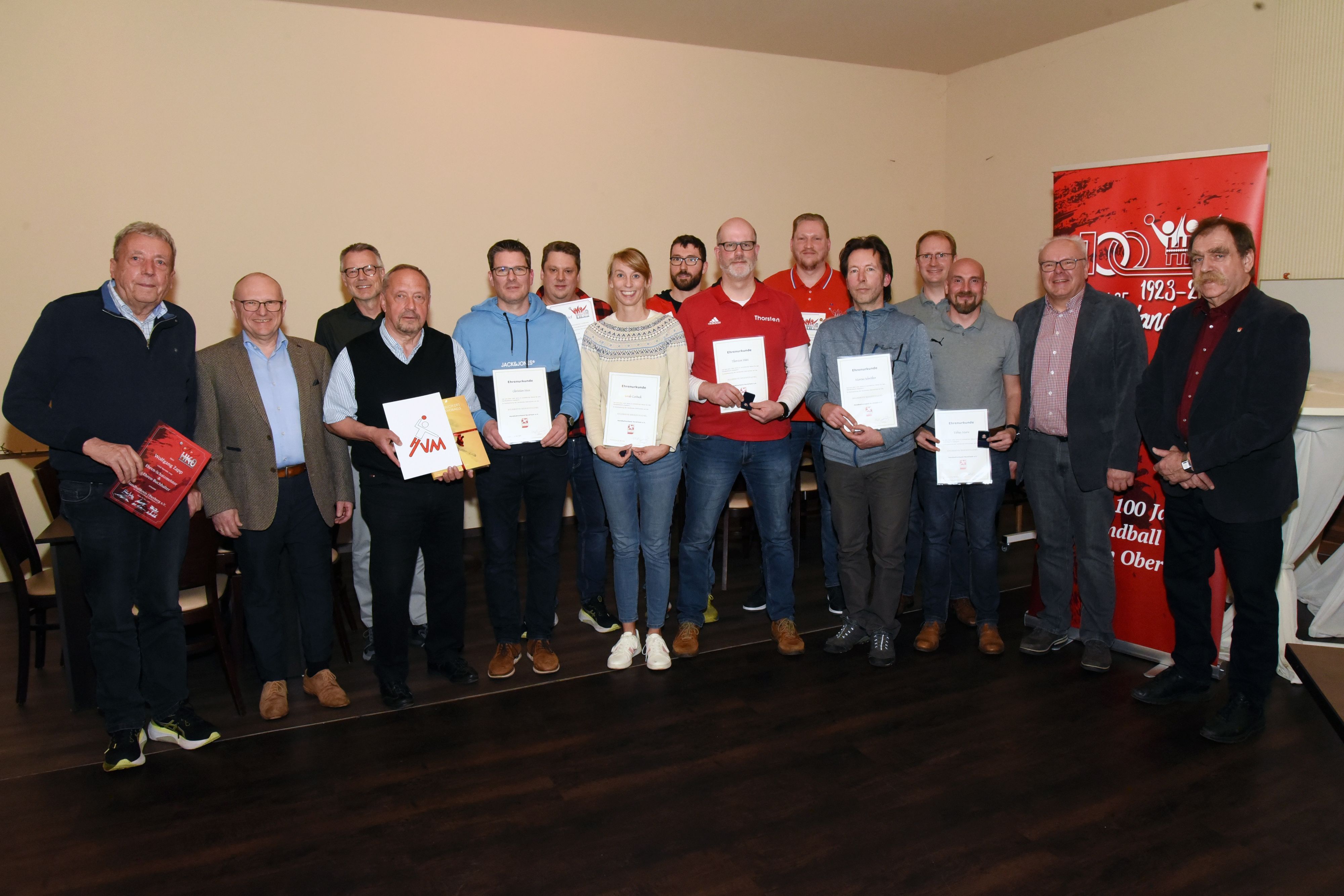 Gruppenfoto der Geehrten des Handballkreises Oberberg.