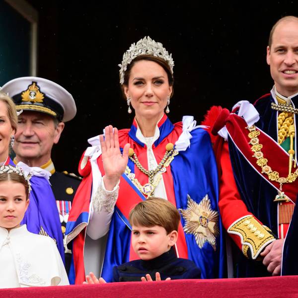 Prinzessin Kate (m) mit ihrem Ehemann Prinz William (r) und ihren zwei Kindern Prinzessin Charlotte und Prinz Louis (vorne) auf dem Balkon des Buckingham Palastes.