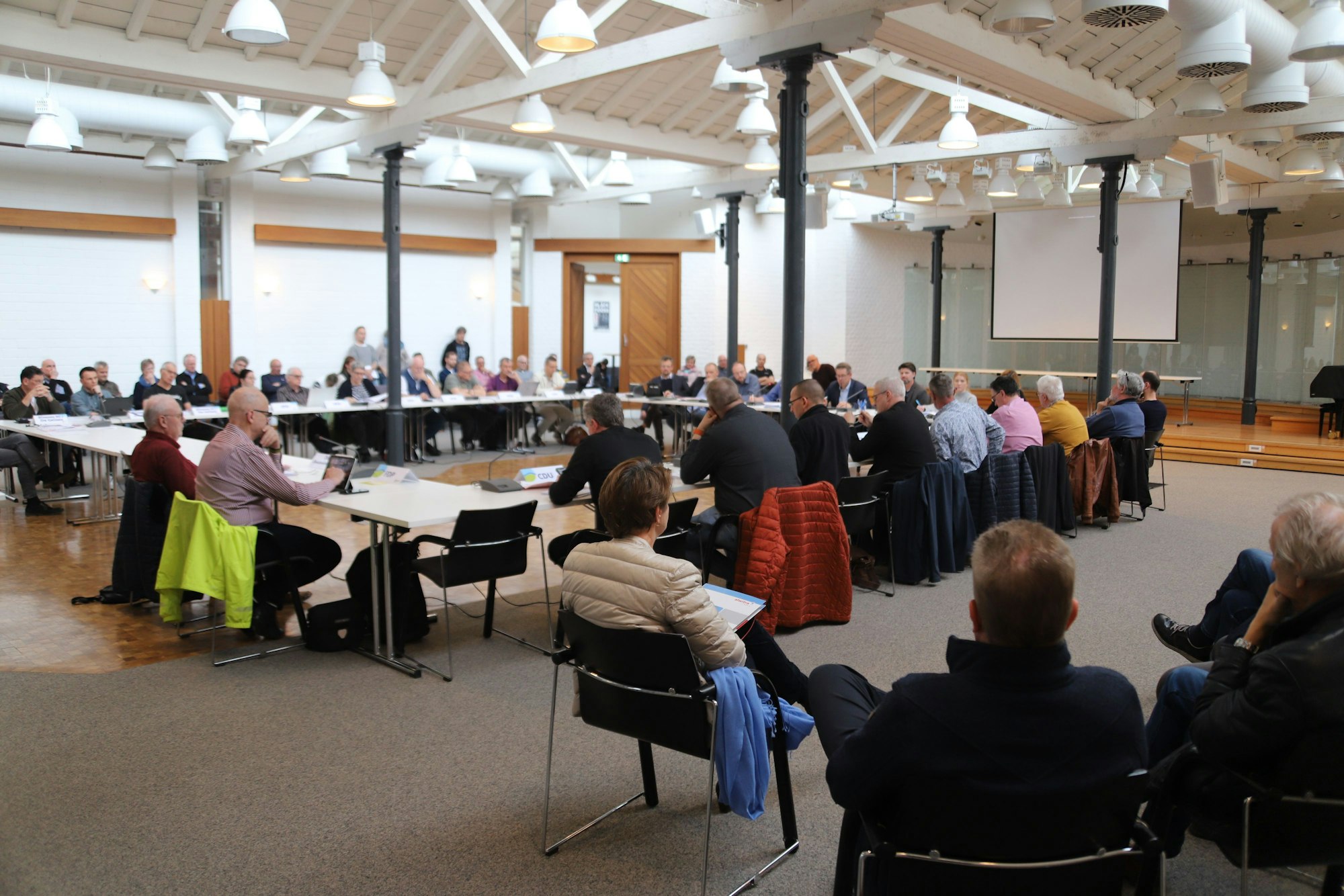 Bei der Bauausschuss-Sitzung in der Meiersheide wurde über den Ausbau der Wippenhohner Straße beraten. Viele Anwohner waren dabei.