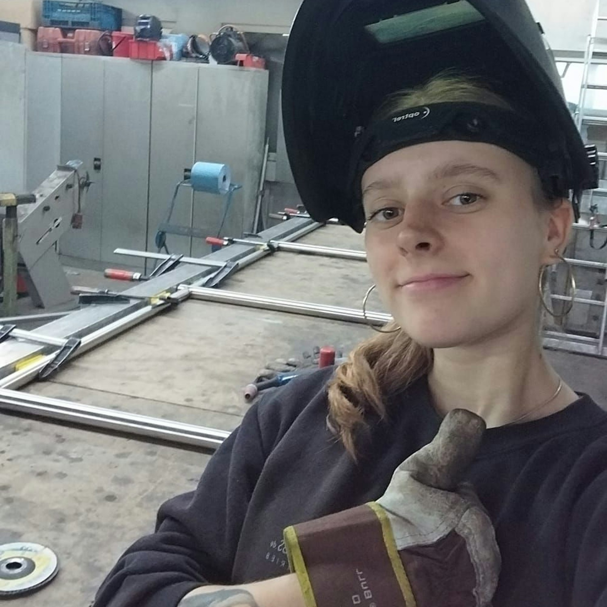 Bella Meier steht in einer Werkstatt.