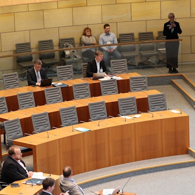 Leere Regierungsbank im NRW-Landtag