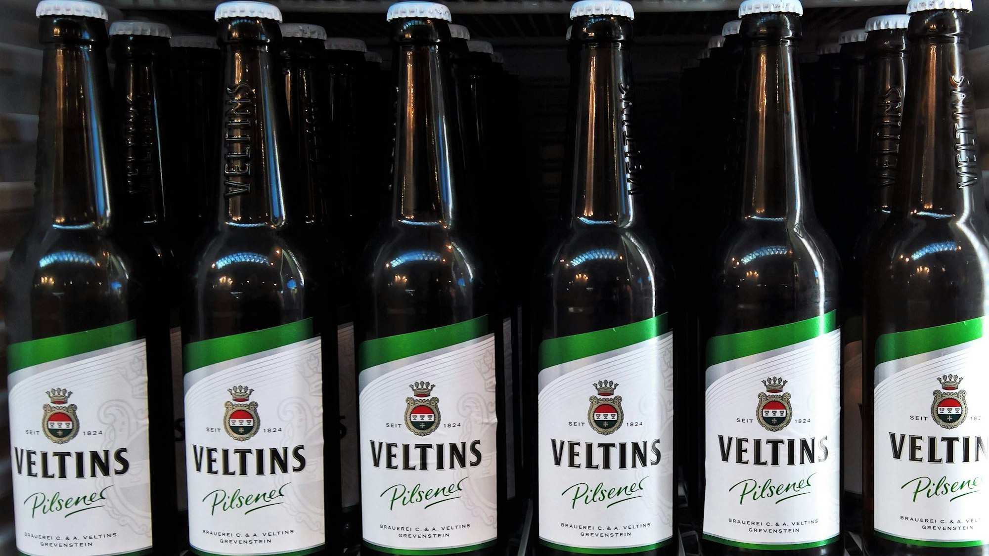 Die C und A Veltins GmbH und Co KG ist eine im Jahre 1824 gegruendete Bier - Brauerei. Der Sitz befindet sich in Meschede-Grevenstein im Sauerland. Alleinige Eigentuemerin ist Susanne Veltins *** The C and A Veltins GmbH and Co KG is a beer brewery founded in 1824 The headquarters is located in Meschede Grevenstein in the Sauerland Sole owner is Susanne Veltins