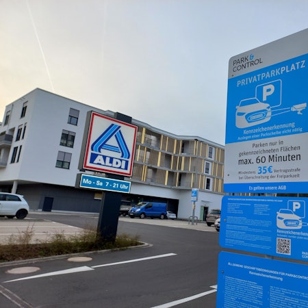 Foto eines Parkplatzes, der mit einem Kamerasystem überwacht wird.