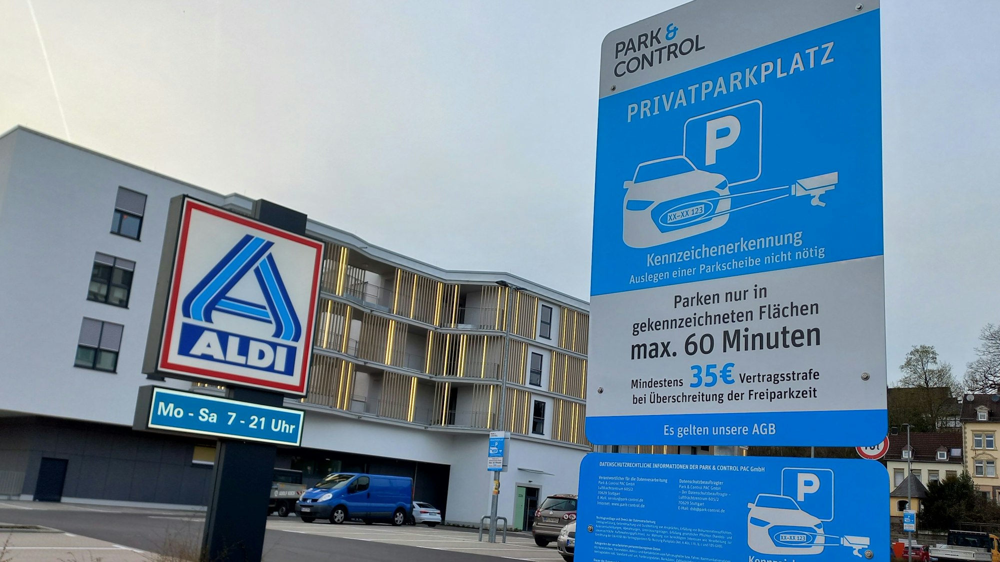 Foto eines Parkplatzes, der mit einem Kamerasystem überwacht wird.