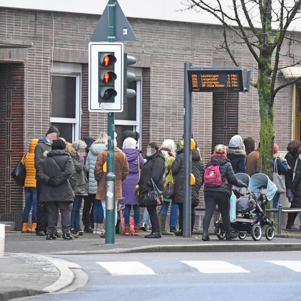 Schlange vor einer Opladener Arztpraxis im Januar 2022.