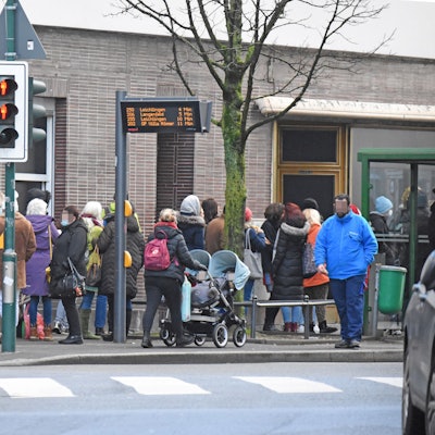 Schlange vor einer Opladener Arztpraxis im Januar 2022.