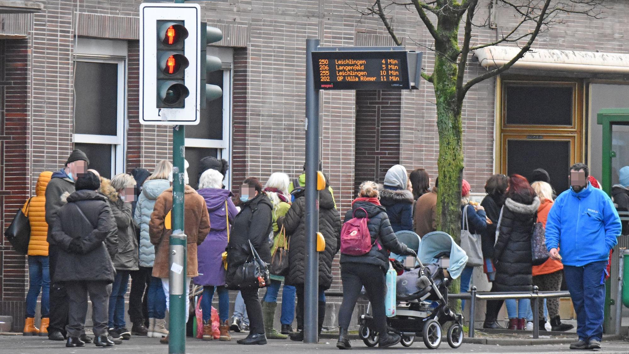 Schlange vor einer Opladener Arztpraxis im Januar 2022.
