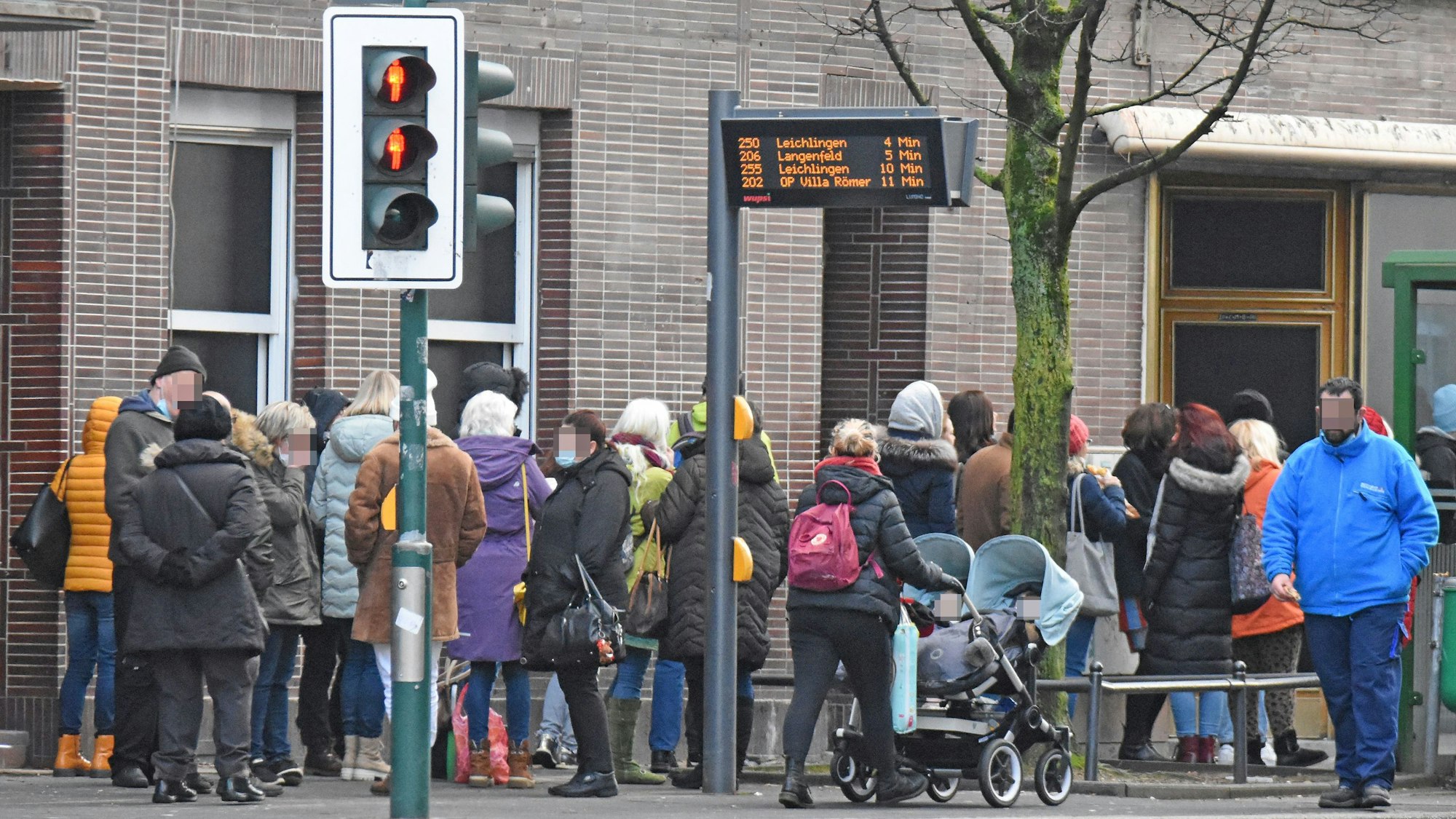 Schlange vor einer Opladener Arztpraxis im Januar 2022.