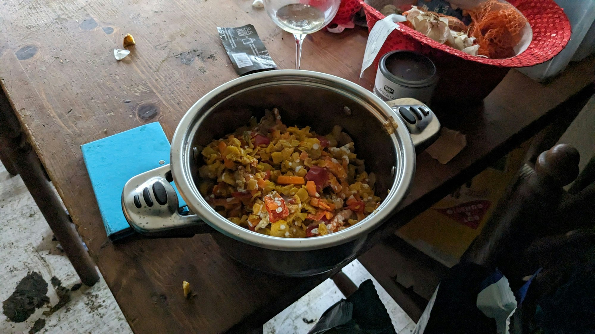 Gemüse in einem Topf auf dem Tisch in einer Messie-Wohnung.