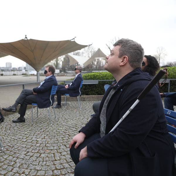 Das Bild zeigt FC-Legende Toni Schumacher mit einer Schlafbrille und Manuel Beck, Inklusionsberater der Stadt im Tanzbrunnen.