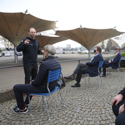Das Bild zeigt FC-Legende Toni Schumacher mit einer Schlafbrille und Manuel Beck, Inklusionsberater der Stadt im Tanzbrunnen.