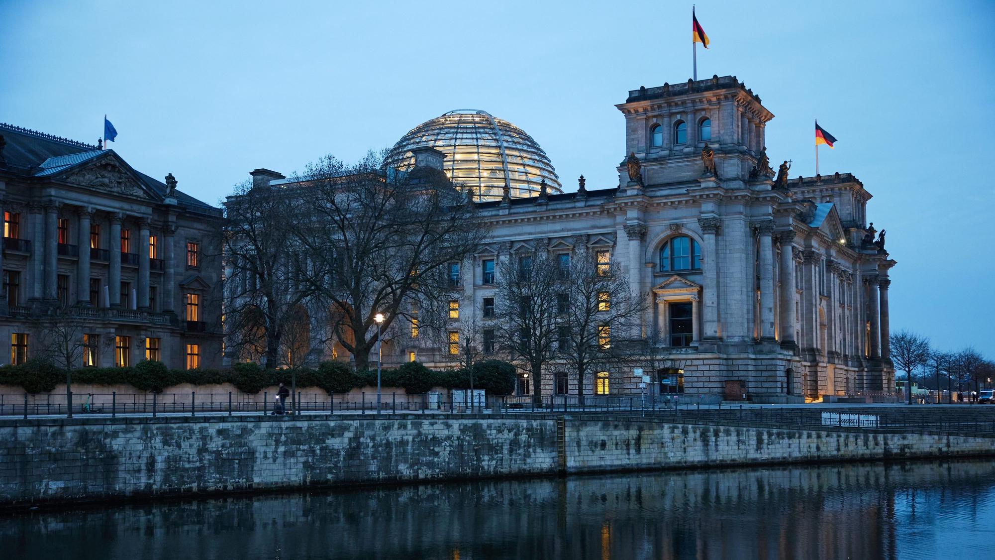 Blick am frühen Morgen auf das Reichstagsgebäude.