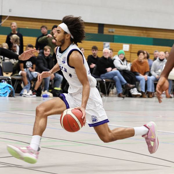 Deutzer TV vs. ETB Miners Essen, Basketball, Regionalliga, von links: Michael Agyapong (Essen), Elijah Anthony Jenkins (Deutz), 10.12.2022, Bild: Herbert Bucco