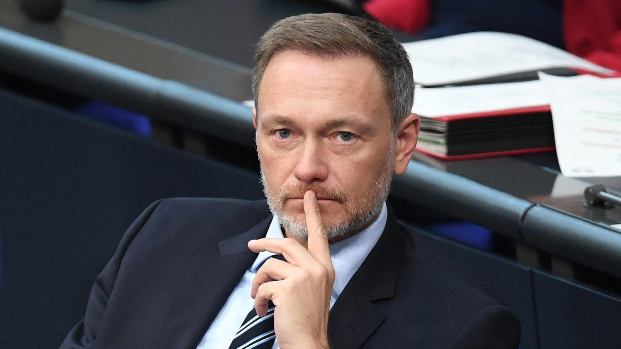 ARCHIV - 02.02.2024, Berlin: Christian Lindner (FDP), Bundesfinanzminister, sitzt auf der Regierungsbank im Bundestag. (zu dpa: «Lindner: Union kann bei Wachstumspaket keine Bedingungen stellen») Foto: Ann-Marie Utz/dpa +++ dpa-Bildfunk +++