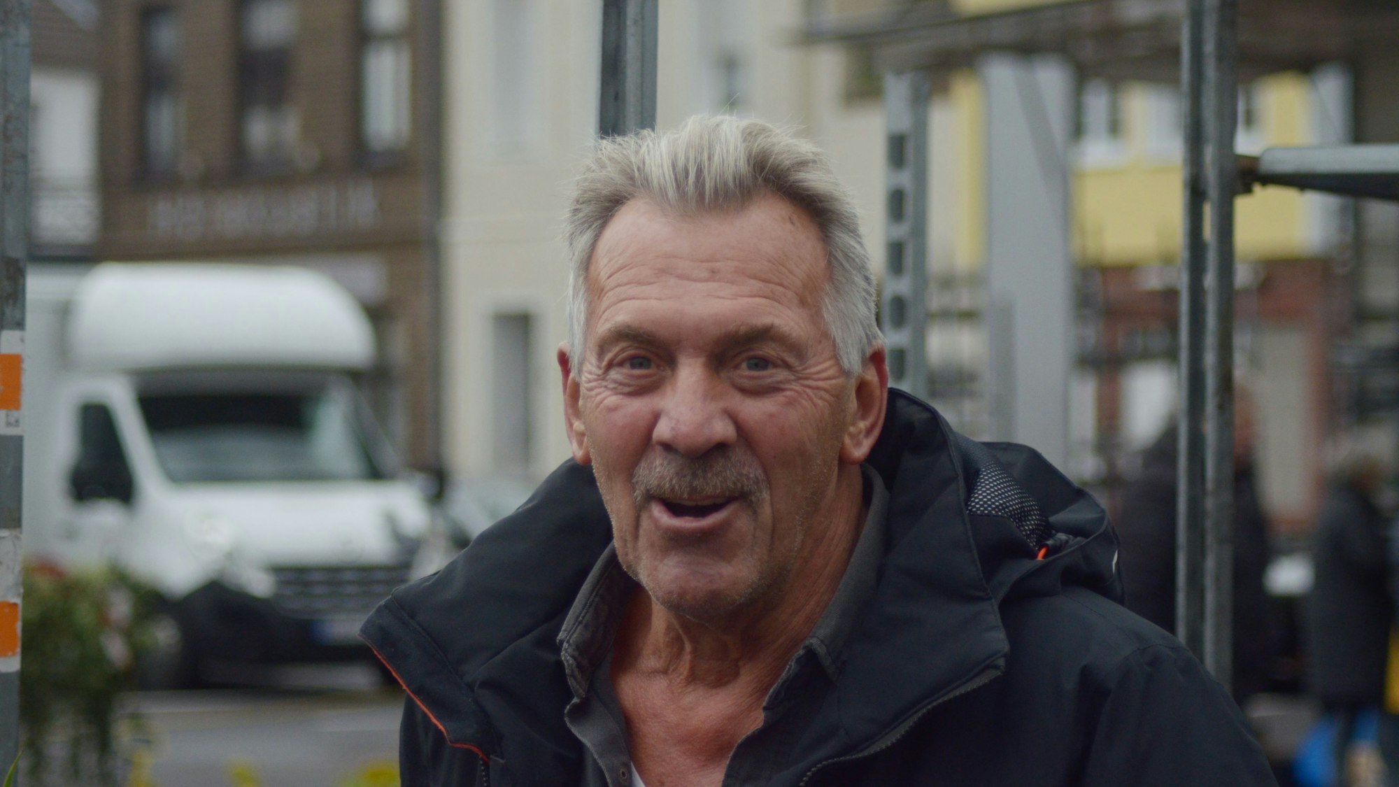 André Pelgrim auf dem Wochenmarkt, im Hintergrund eines seiner Verkaufsregale.