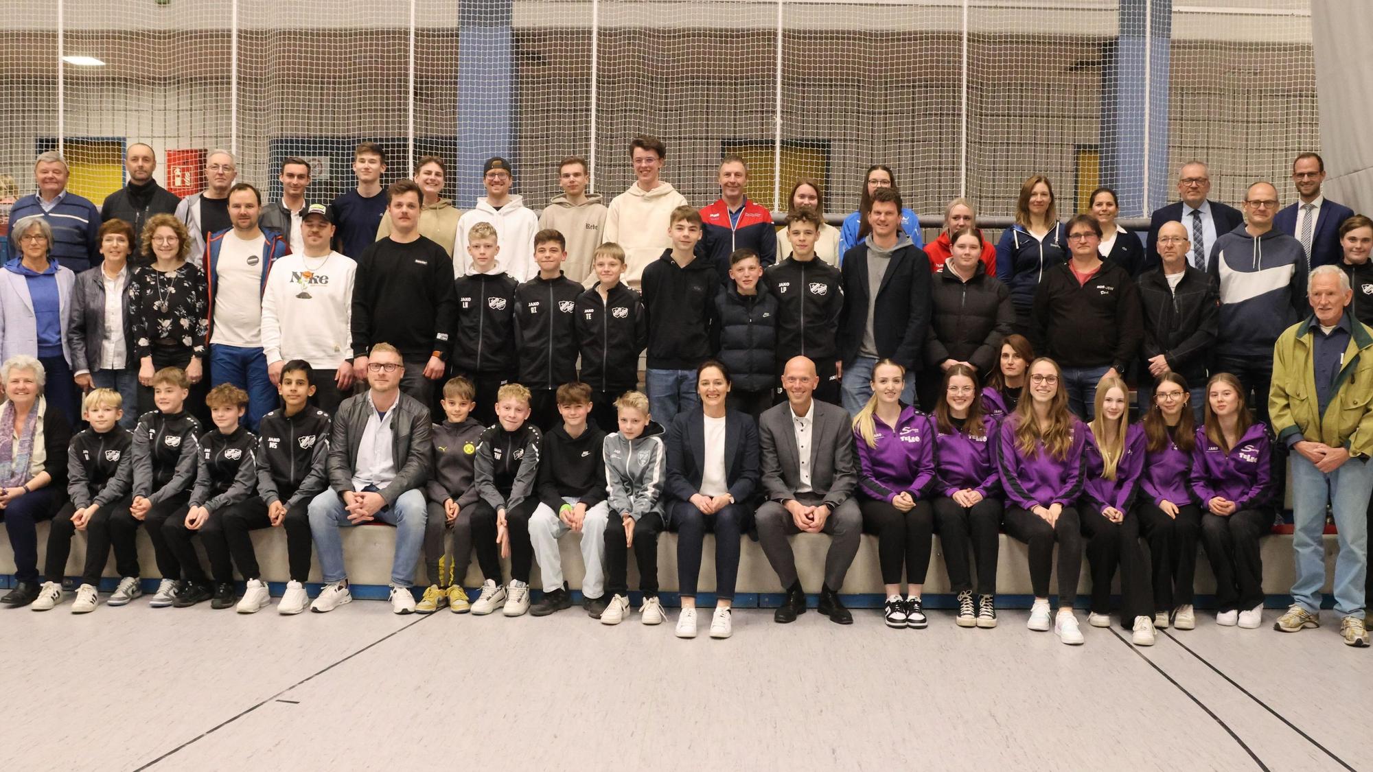 Groß ist der Reigen der Sportlerinnen und Sportler, die jetzt von der Stadt Waldbröl und dem Stadtsportbund in der Nutscheidhalle geehrt wurden.