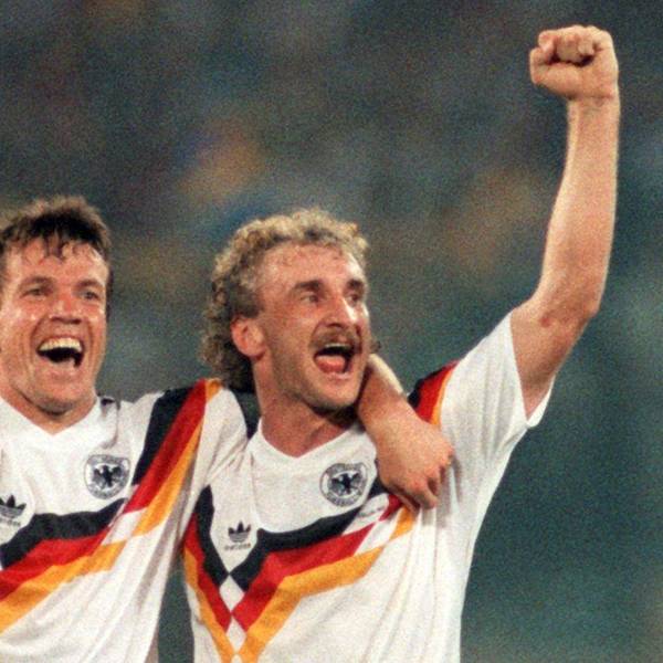 Wenn Deutschland Weltmeister wurde, trug man Adidas, hier Kapitän Lothar Matthäus und Stürmer Rudi Völler 1990 in Rom