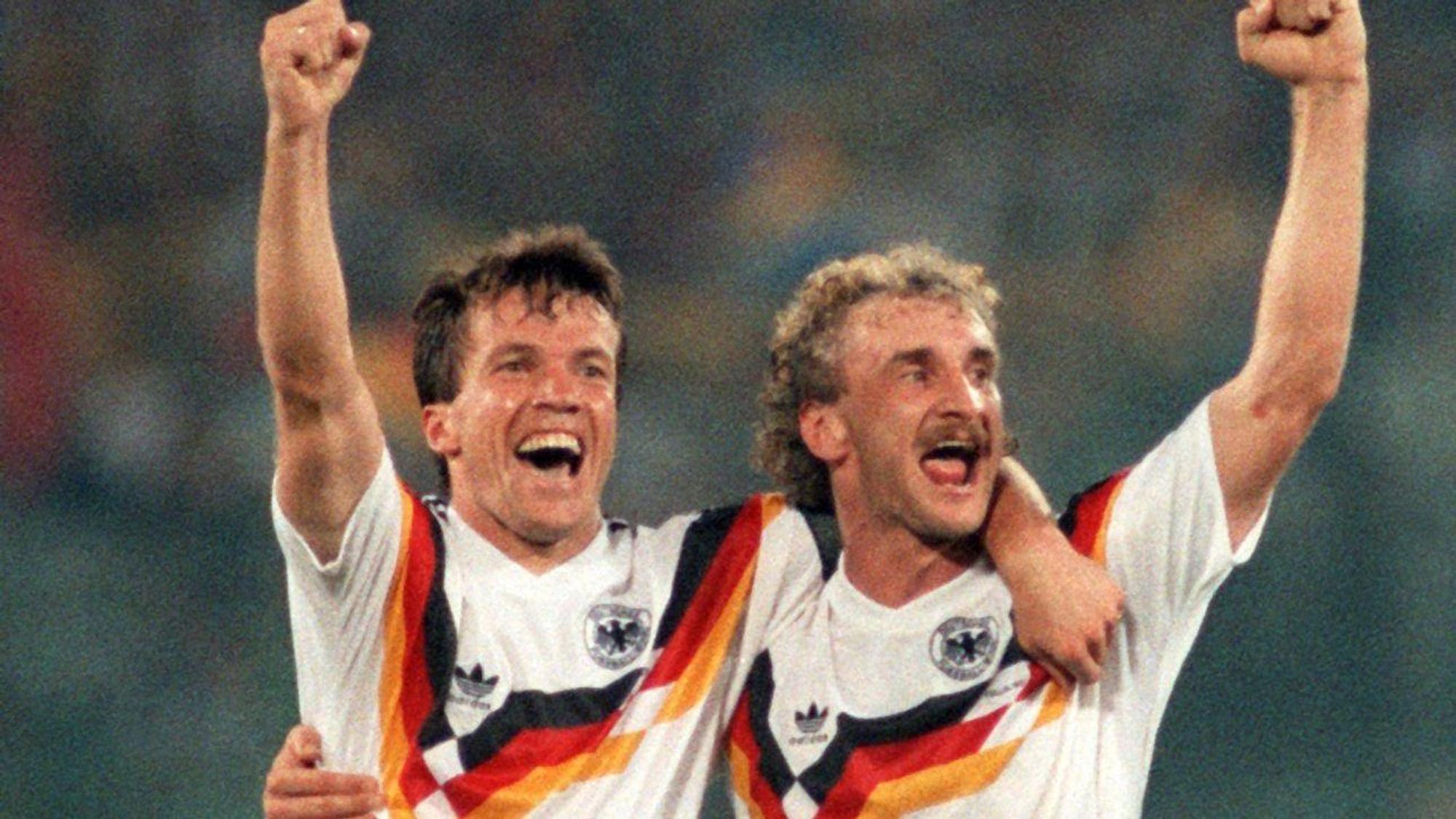 Wenn Deutschland Weltmeister wurde, trug man Adidas, hier Kapitän Lothar Matthäus und Stürmer Rudi Völler 1990 in Rom