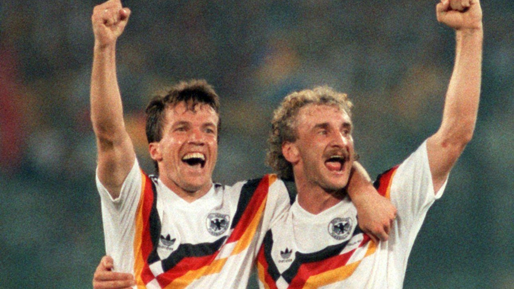 Wenn Deutschland Weltmeister wurde, trug man Adidas, hier Kapitän Lothar Matthäus und Stürmer Rudi Völler 1990 in Rom