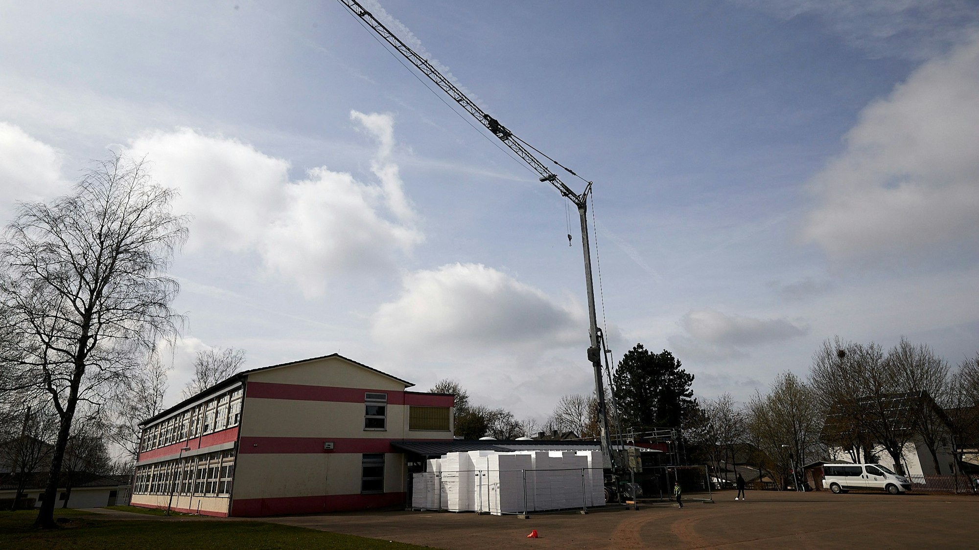 Ein Baukran weist darauf hin, dass an der Grundschule in Zingsheim gearbeitet wird.