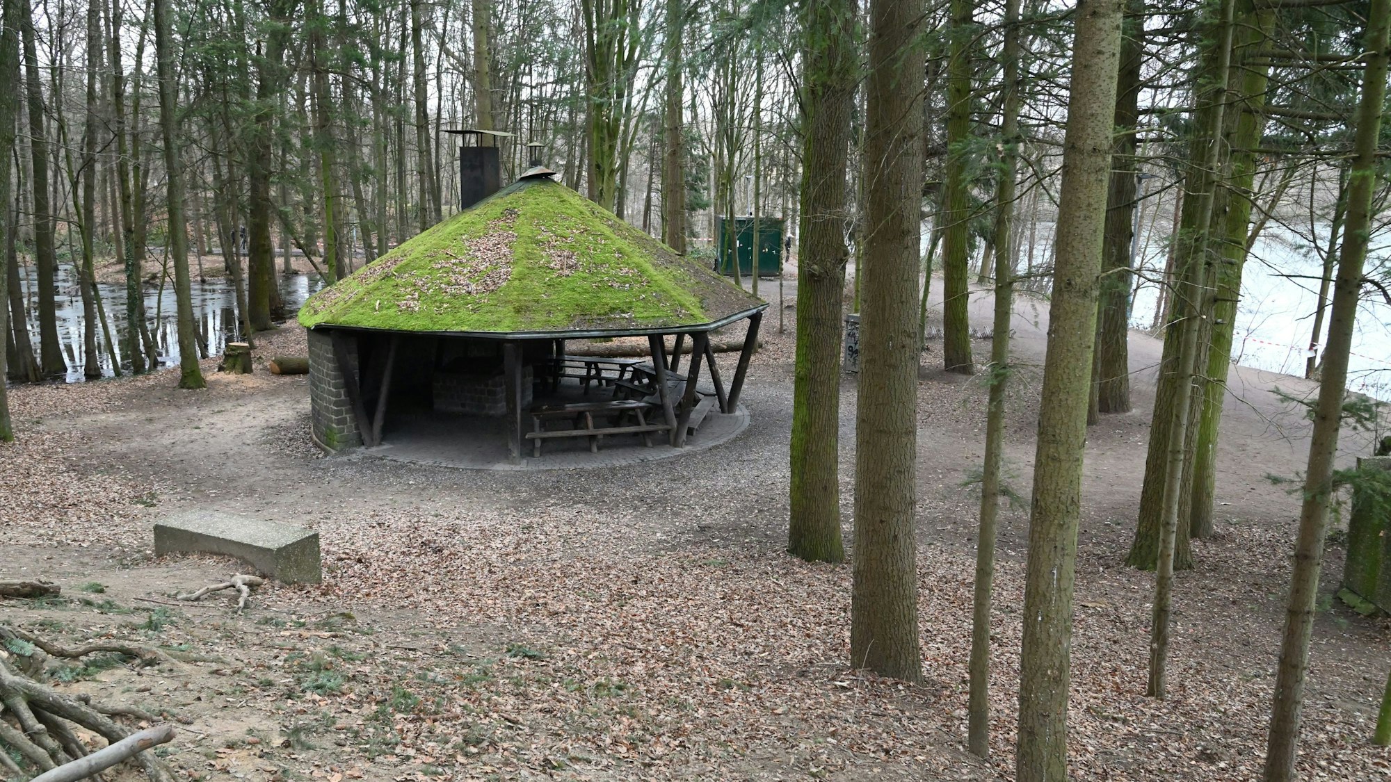 Das Foto zeigt die Grillhütte an der Saaler Mühle.