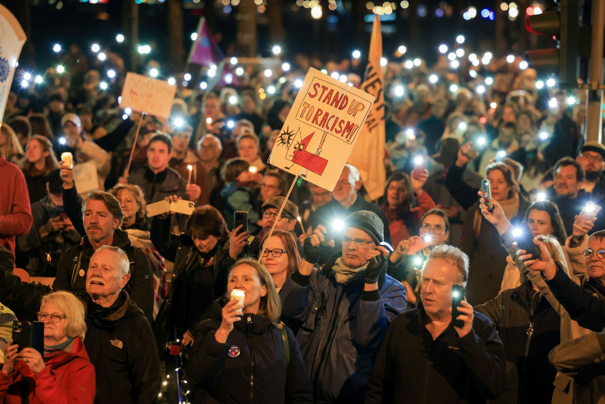 Höhepunkt der Kundgebung an der Bastei war ein Lichtermeer aus Handys und Kerzen.