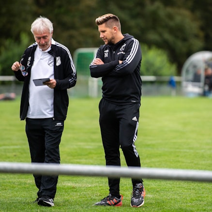 Das Bild zeigt Sebastian Kaiser im Gespräch vor dem Spiel.
