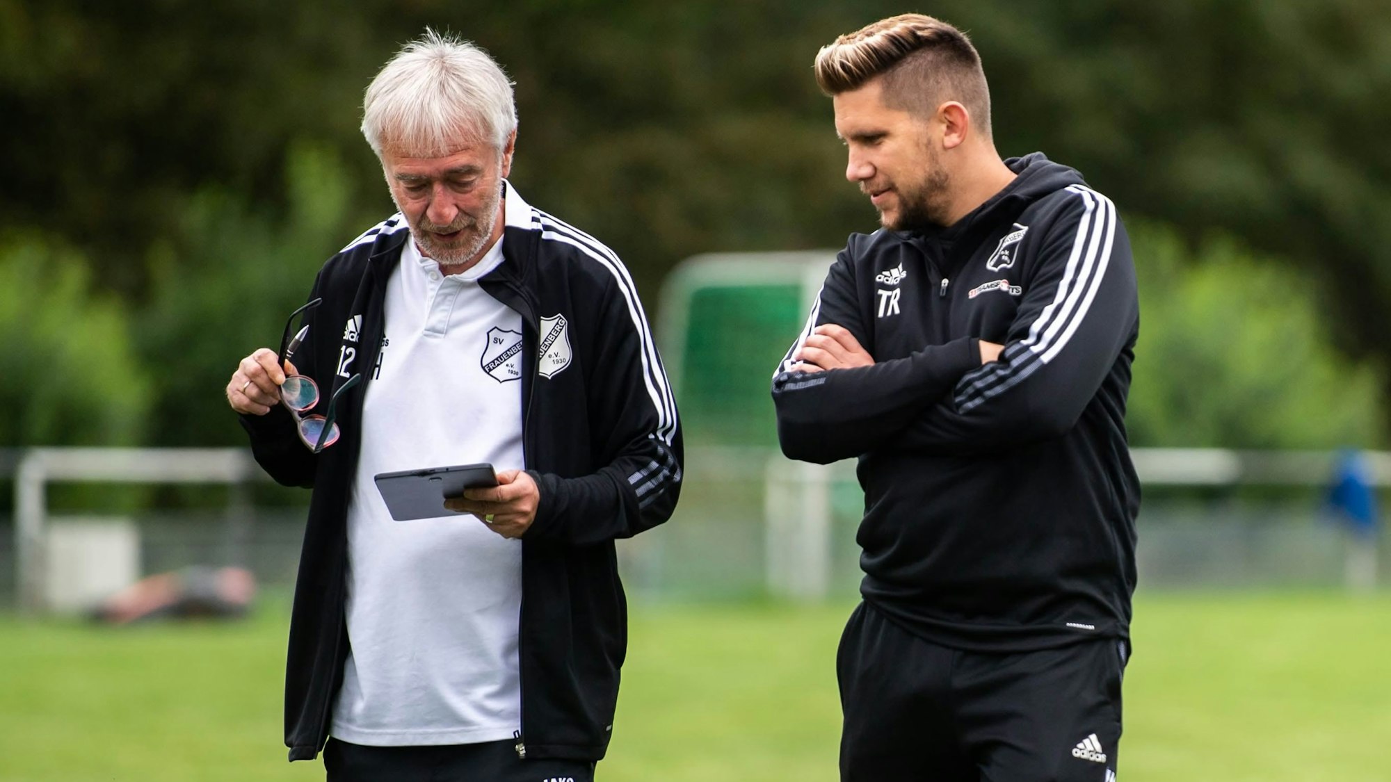 Das Bild zeigt Sebastian Kaiser im Gespräch vor dem Spiel.