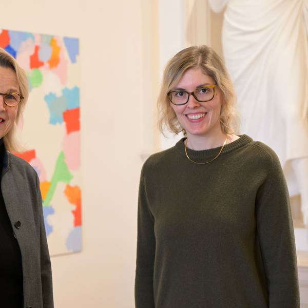 Petra Oelschlägel (l.) übergibt die Leitung des Kunstmuseums Villa Zanders in Bergisch Gladbach an Ina Dinter.