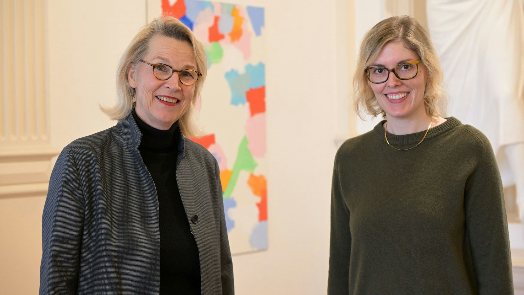 Petra Oelschlägel (l.) übergibt die Leitung des Kunstmuseums Villa Zanders in Bergisch Gladbach an Ina Dinter.