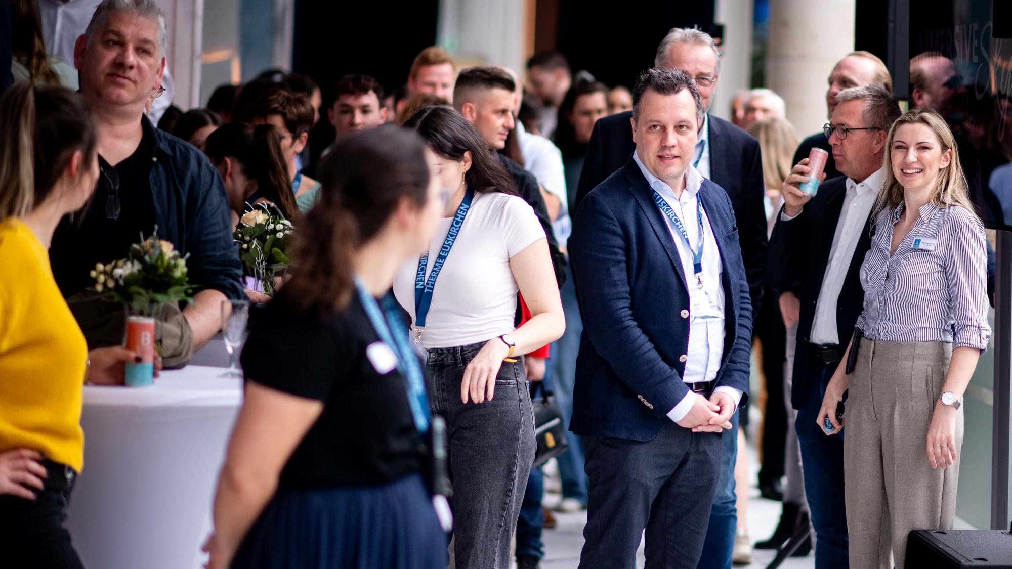 Das Bild zeigt einige Gäste bei der Vorstellung des neuen Wellness-Bereichs.