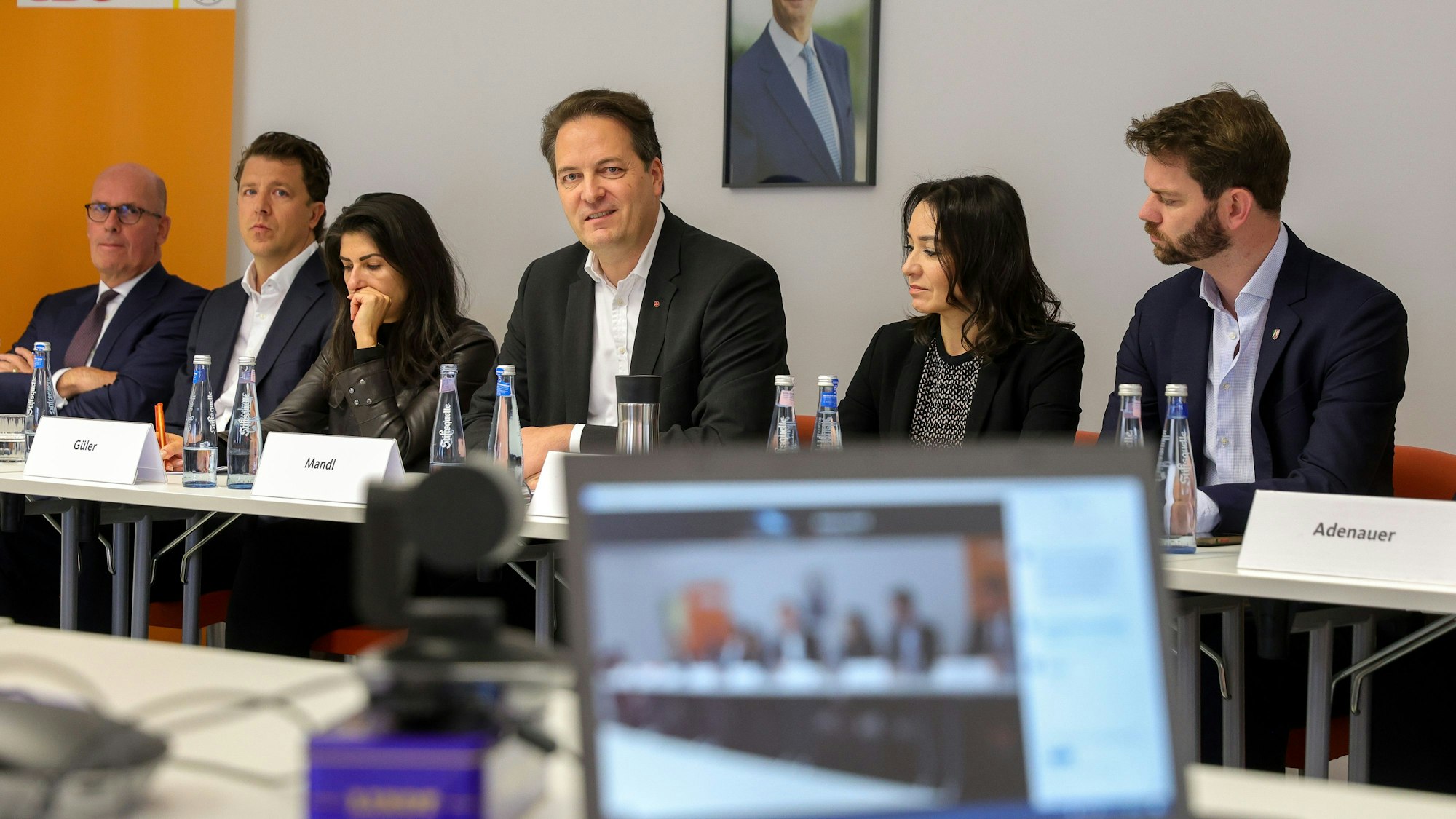 Sechs der sieben Mitglieder des geschäftsführenden Vorstandes der Kölner CDU: (v.l.n.r.) Sebastian Benz, Thomas Schneider, Serap Güler, Karl Mandl, Janina Jänsch und Florian Braun.