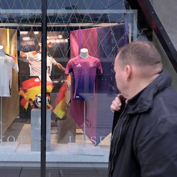 Die Trikots der deutschen Nationalmannschaft von Adidas sind am 22. März 2024 im offiziellen Geschäft in Frankfurt am Main, Westdeutschland, vor internationalen Freundschaftsspielen der deutschen Fußballnationalmannschaft gegen Frankreich und die Niederlande abgebildet.