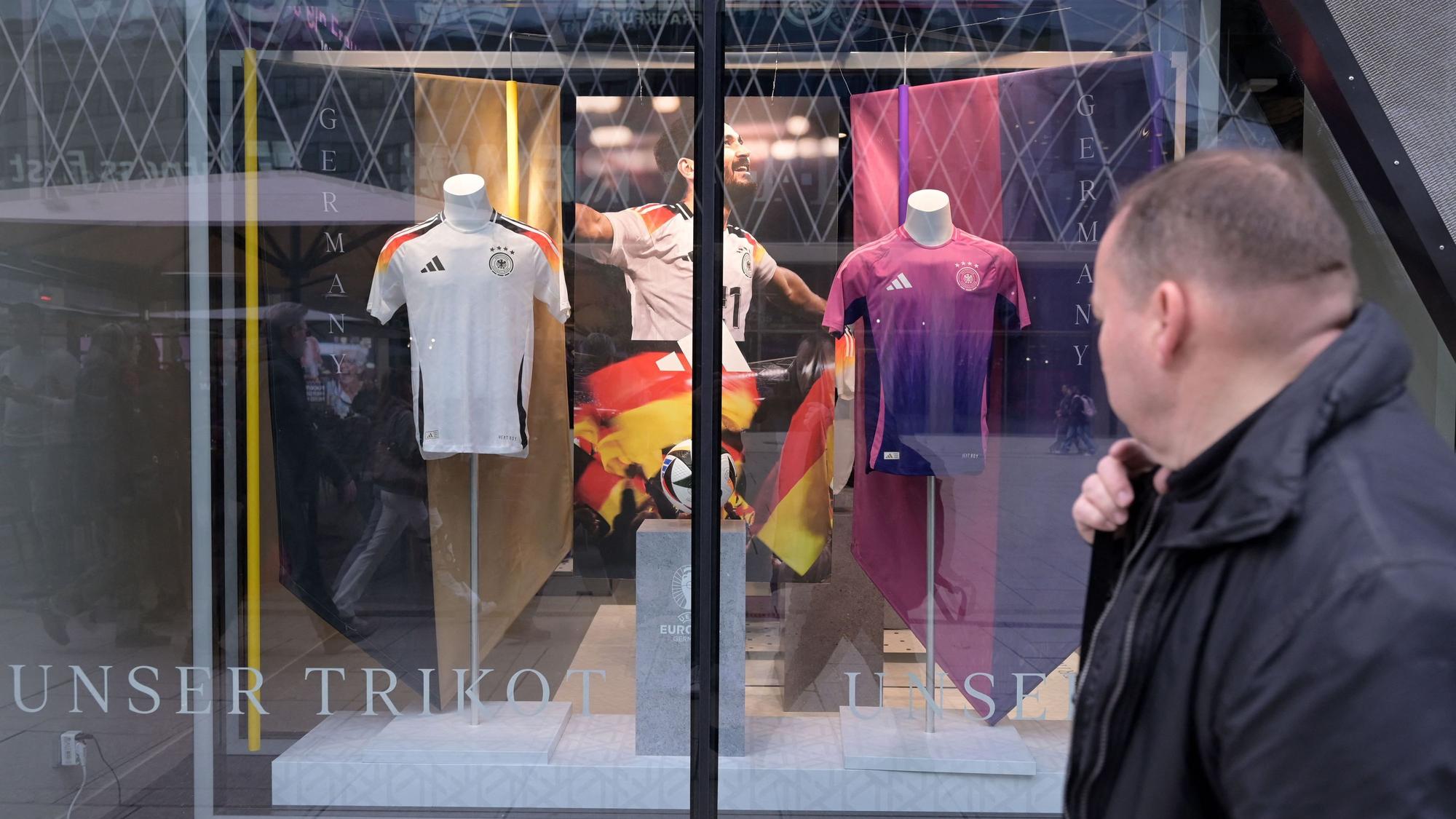 Die Trikots der deutschen Nationalmannschaft von Adidas sind am 22. März 2024 im offiziellen Geschäft in Frankfurt am Main, Westdeutschland, vor internationalen Freundschaftsspielen der deutschen Fußballnationalmannschaft gegen Frankreich und die Niederlande abgebildet.