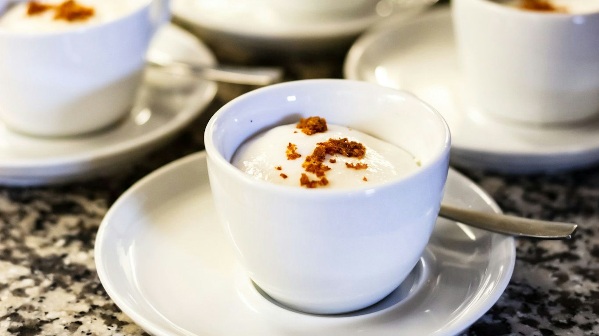 Zu sehen ist eine Vorspeise in einer Tasse.