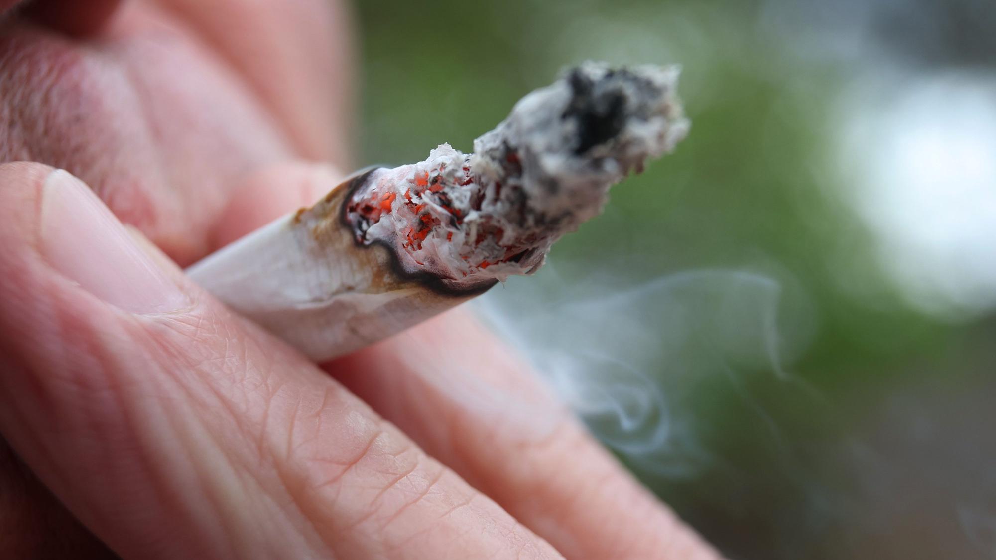 Ein Mann raucht einen Joint. Vor zwei Jahren wurde das Rauchen von Cannabis legalisiert.