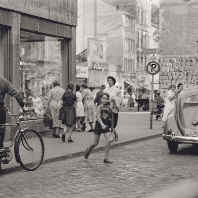 Das Foto zeigt die Kölner Severinstraße in den 1950er Jahren.