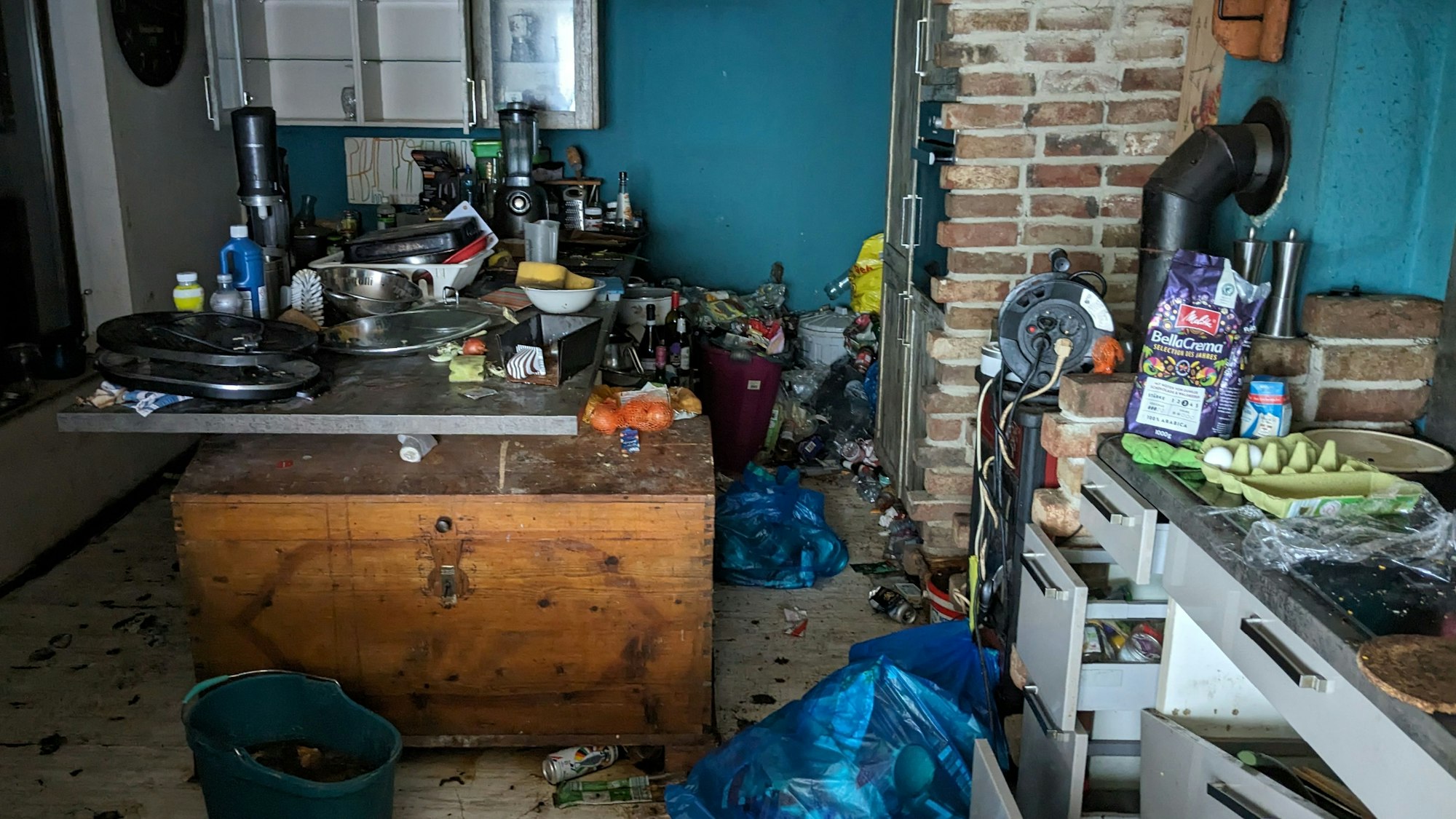 Blick in die völlig verdreckte und zugemüllte Küche eines Messie-Hauses.