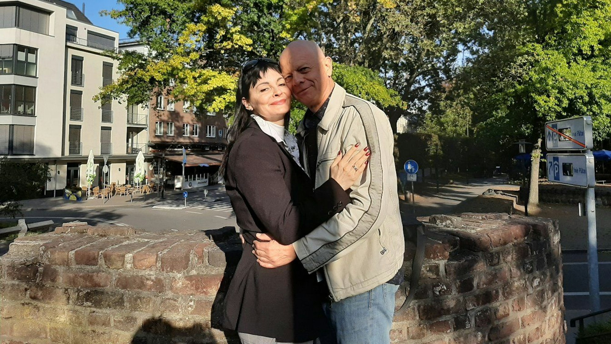 Saskia Jung, die als Domina arbeitet, und ihr Mann umarmen sich vertraut.