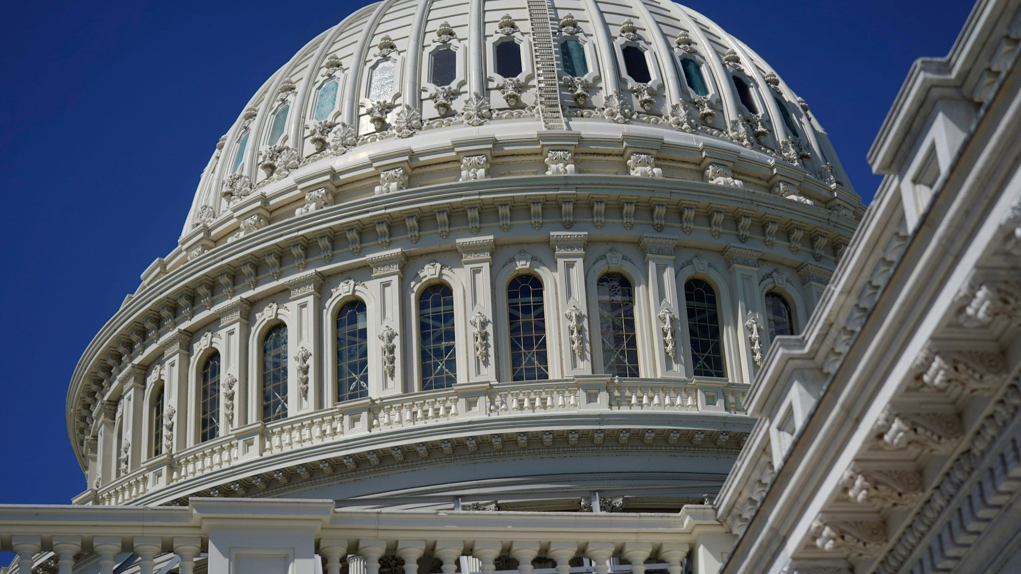 Die Sonne scheint auf die Kuppel des US-Kapitols in Washington.
