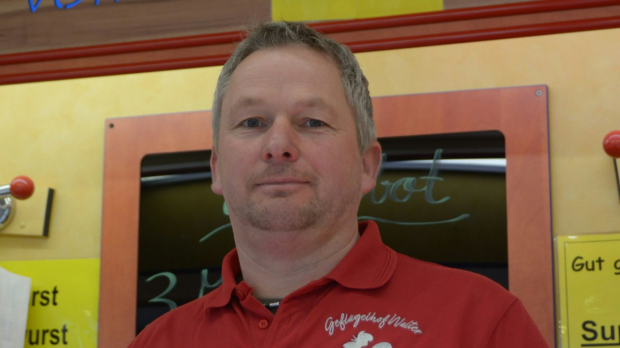 Uwe Walter in seinen Verkaufswagen.