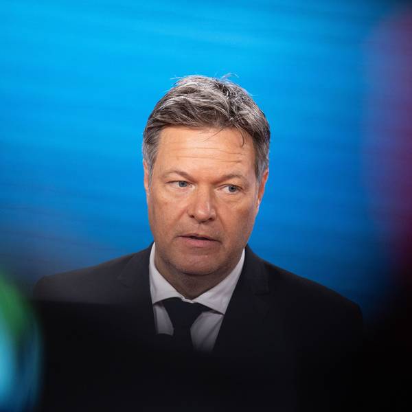 Robert Habeck (Bündnis 90 / Die Grünen), Vizekanzler und Bundesminister für Wirtschaft und Klimaschutz, hat den Ausrüster-Wechsel beim DFB kritisiert. (Archivbild)