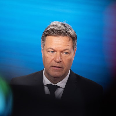 Robert Habeck (Bündnis 90 / Die Grünen), Vizekanzler und Bundesminister für Wirtschaft und Klimaschutz, hat den Ausrüster-Wechsel beim DFB kritisiert. (Archivbild)