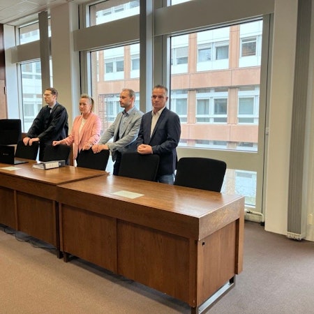 Streit um Deutzer Kirmes landet vor Gericht: Die Aufsichtsratsvorsitzende und zwei Vorstandsmitglieder mit Anwalt der GKS auf der Klägerbank im Landgericht Köln.