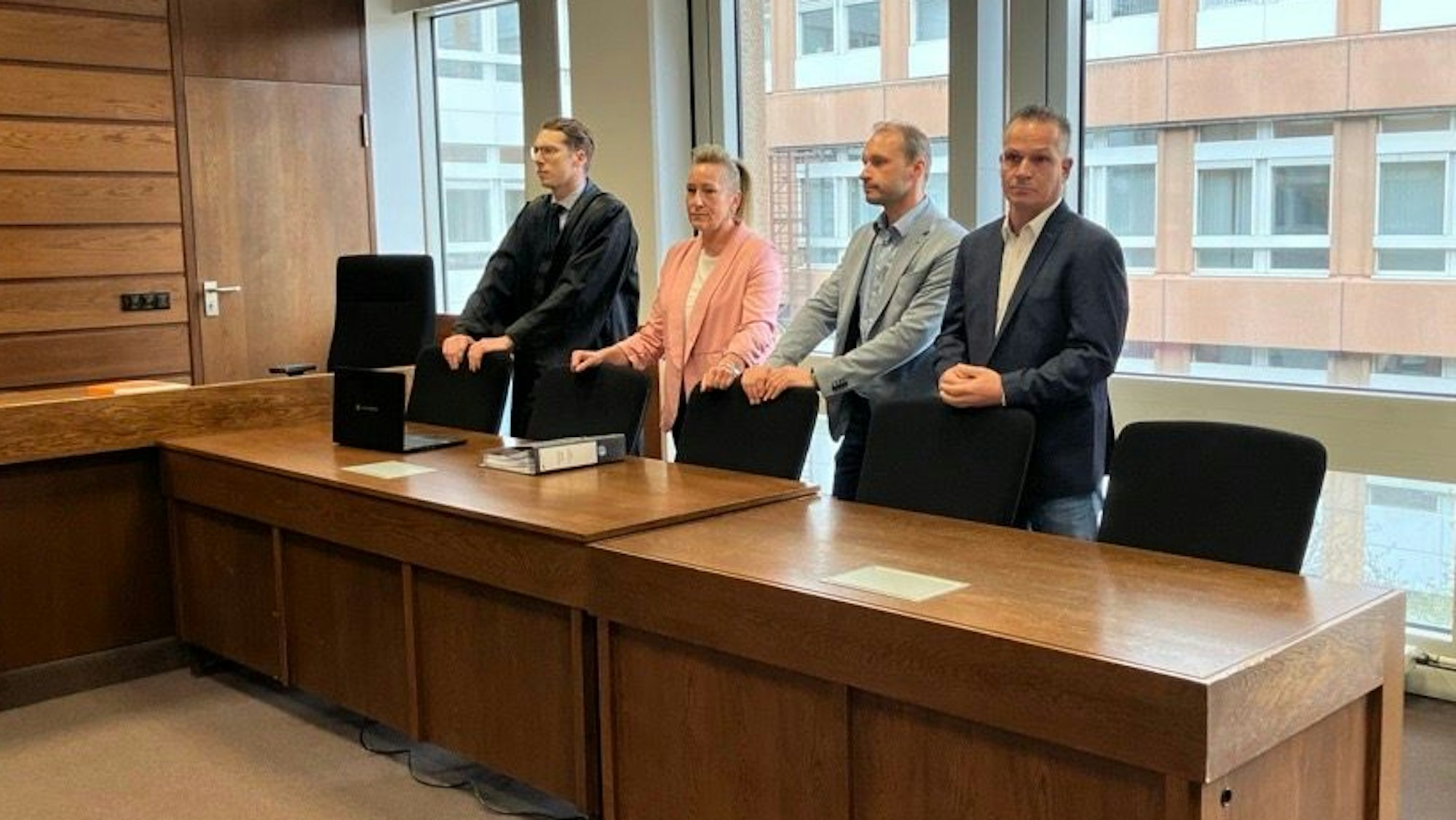 Streit um Deutzer Kirmes landet vor Gericht: Die Aufsichtsratsvorsitzende und zwei Vorstandsmitglieder mit Anwalt der GKS auf der Klägerbank im Landgericht Köln.
