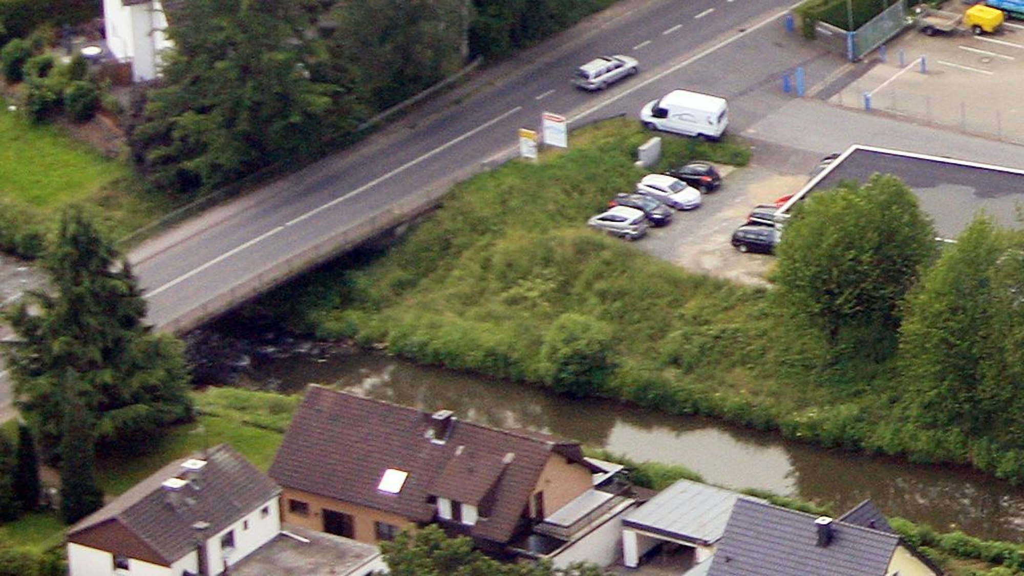 In Rösrath-Lehmbach führt eine Brücke über den Fluss Sülz.